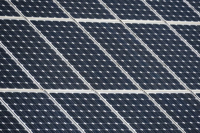 solarne-panely-na-strechy-budov