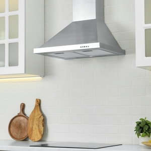 Napojenie digestora cez stenu vyžaduje presnosť a odborné prevedenie.